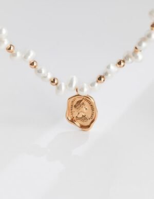 The chain of natural stone-shaped pearls, Queen's brand and seal wax.